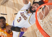 西亚卡姆惊艳全场，浓眉哥助攻爆棚，险胜逆转取胜！